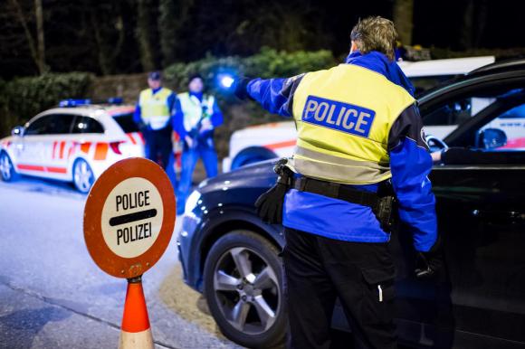 瑞士警察在进行路段抽查。