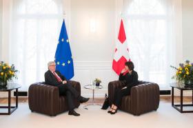 会談するユンケル欧州委員長とロイトハルト・スイス大統領