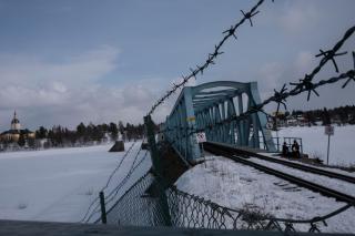スウェーデンとフィンランドの国境を流れる凍ったトルネ川