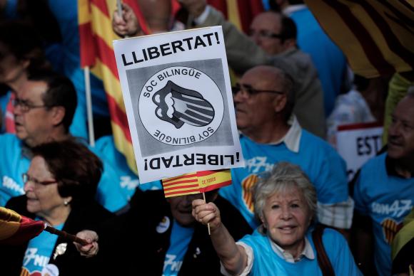 Pancarta en una manifestación que reivindica el bilingüismo en Cataluña