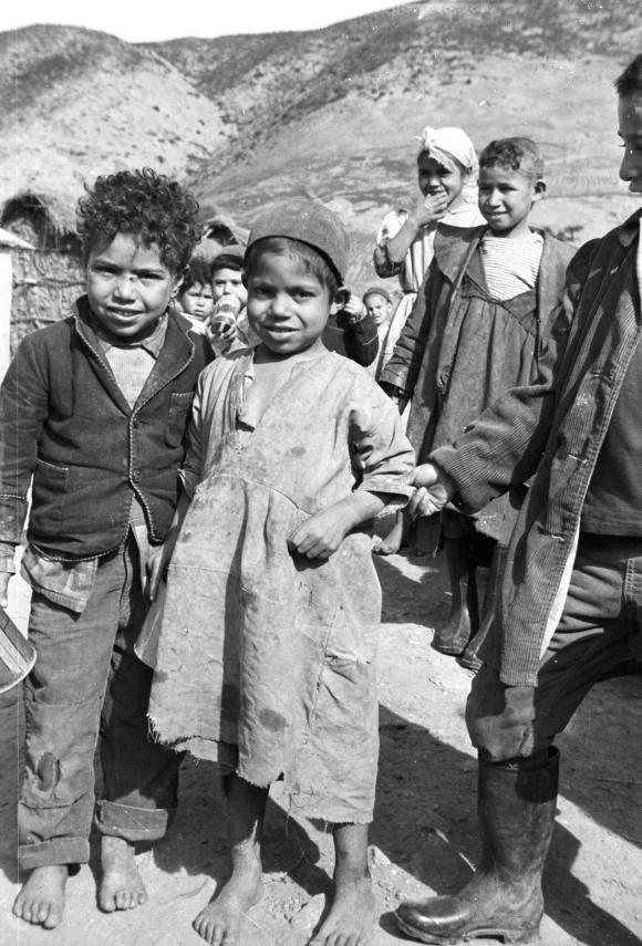 مجموعة من الأطفال في مخيم لتجميع العائلات في الجزائر خلال الخمسينات