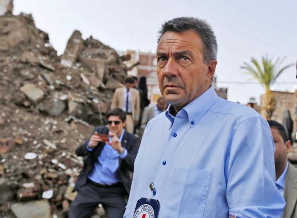 Aufnahme von IKRK-Präsident Peter Maurer, im Hintergrund zerstörte Gebäude.