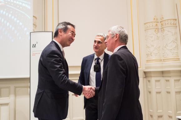 ベルン大学のクリスティアン・ロイマン学長（写真右）と握手する梶田隆章氏