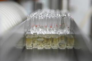 أمبولات زجاجية تحتوي على دواء مصَنَّع من الهدال.