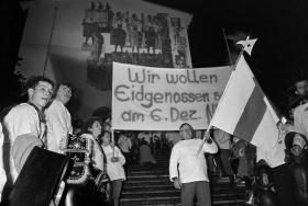 Demonstration im Bundesbrief-Archiv in Schwyz gegen den EWR-Beitritt 1992.