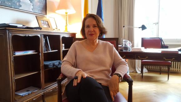 Embajadora de España en Suiza en su despacho