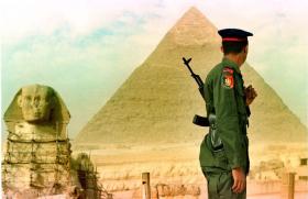 Ein Soldat vor den Pyramiden