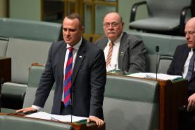 Escena histórica en el Parlamento australiano: el diputado Tim Wilson pide a su compañero que se case con él.