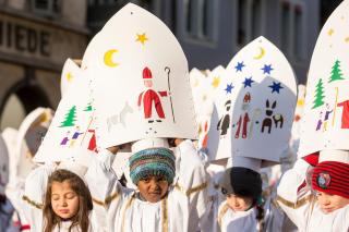 司教冠をかぶって行進する子供たち