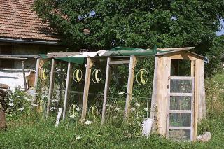 Теплица в саду, сделанная из дверей телефонных кабин