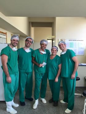 صورة جماعية لخمسة عاملين في مستشفى برازيلي