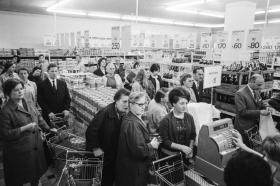 1967: Der erste Denner-Superdiscountmarkt der Schweiz am Lindenplatz in Zürich-Altstetten