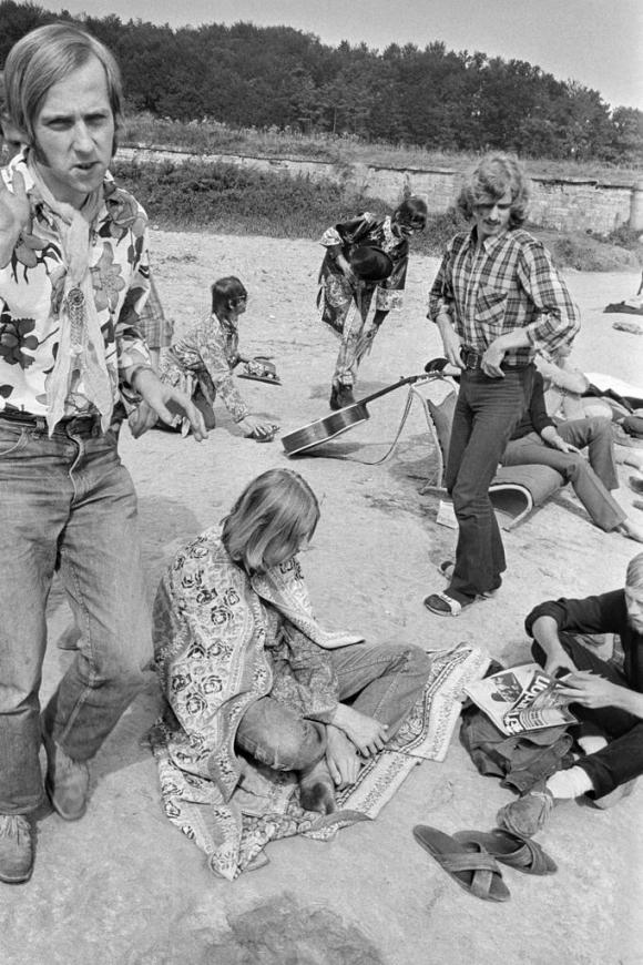 1967: Hippies treffen sich auf der Zürcher Allmend