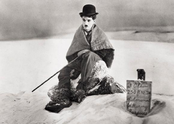 Charlie Chaplin encalla en Alaska en un fotograma del filme La quimera del oro de 1925.