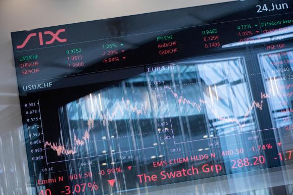 شاشة كمبيوتر تظهر عليها أسعار الأسهم في السوق المالية