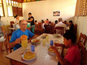 El padre Xavier Arbex comparte los alimentos con sus niños del Hogar El Principito. 