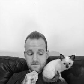 Mann mit Katze auf der Schulter