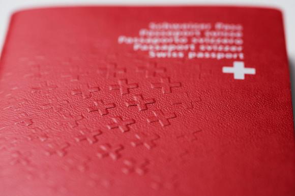 غلاف أحر لجواز سفر سويسري