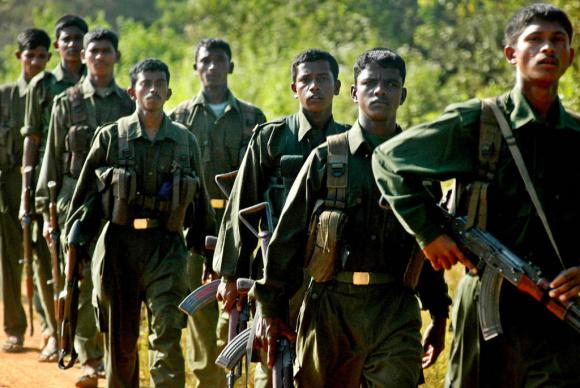 soldati delle Tigri per la liberazione della patria tamil che stanno marciando
