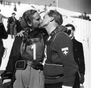 Gretchen Fraser (EUA) e Edy Reinalter (Suíça) parabenizam-se com um beijo na vitória na disciplina de esqui de slalom.
