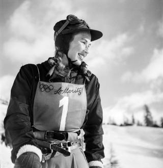 Gretchen Fraser, esquiadora estadounidense, medalla de oro en eslalon. 
