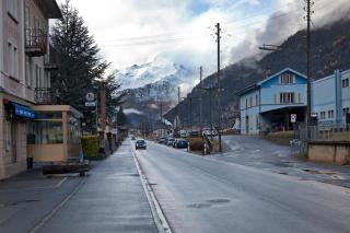 La strada del villaggio di Ambrì, con sullo sfondo la montagna.