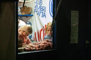 Crianças em um quiosque de alimentos