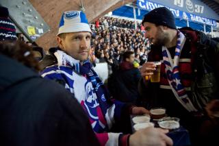 Fans kaufen Bier im Stadion