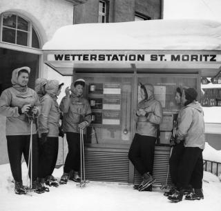 Atletas do esqui feminino em frente à estação meteorológica em St Moritz.