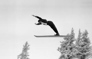 En pleno salto, el esquiador y acordeonista suizo Fritz Tschannen