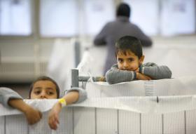 أطفال صغار في مركز لاستقبال اللاجئين في مدينة بوخس السويسرية. 