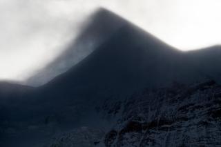 جبل سيلبرهورن يلقي بظلاله على منتجع فينغن وسط ضباب كثيف