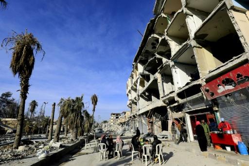 سكان الرقة يستعيدون أيام ما قبل الحرب في مطعم للفلافل وسط الدمار swi swissinfo ch