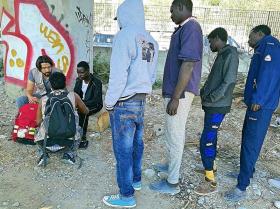 Des jeunes réfugiés consultent un employé d Intersos à Vintimille.