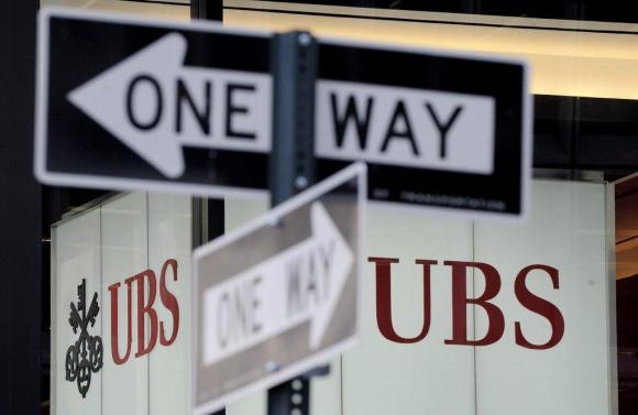 UBSのロゴと「一方通行」を示す道路標識