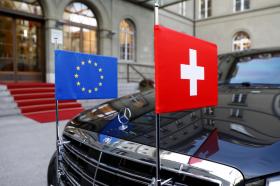 Voiture avec les drapeaux de la Suisse et de l Union européenne.