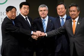 Les délégations des deux Corée avec le président du CIO
