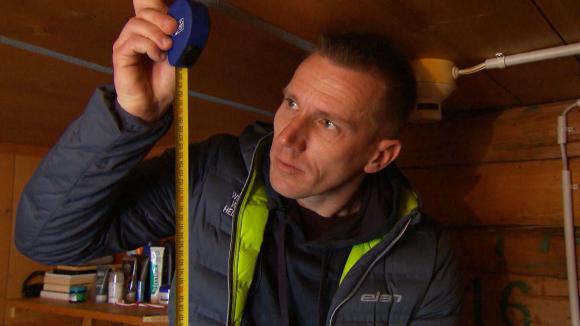 ладислав шварц измеряет высоту своей комнаты