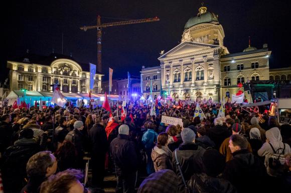 Manifestation nocturne devant le Palais fédéral à Berne.
