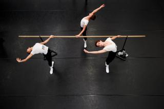 trois danseurs s échauffe au Prix de Lausanne
