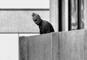 Un encapuchado asoma por un balcón durante los JJOO de Múnich en 1972.