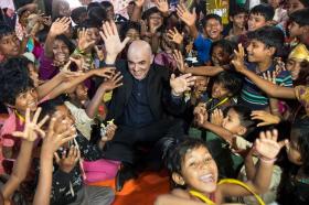 Presidente Berset rodeado de niños, en campo de refugiados rohinyás en Bangladés.