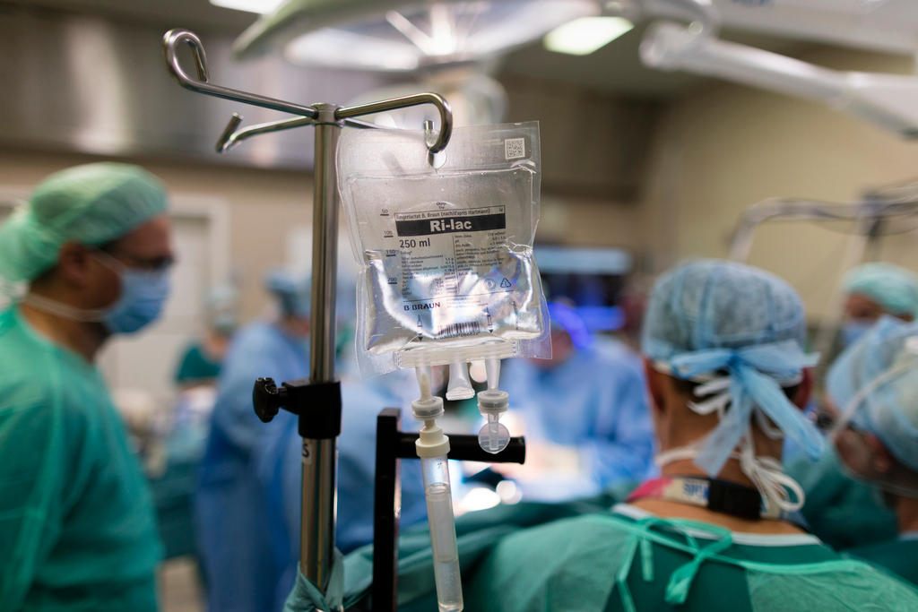 study-finds-swiss-hospital-doctors-earn-huge-salaries-swi-swissinfo-ch