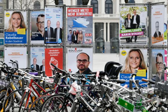 自転車置き場の前に設置された候補者のポスター掲示板