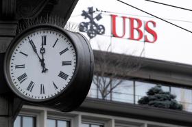 UBSの看板を背景にした時計の文字盤