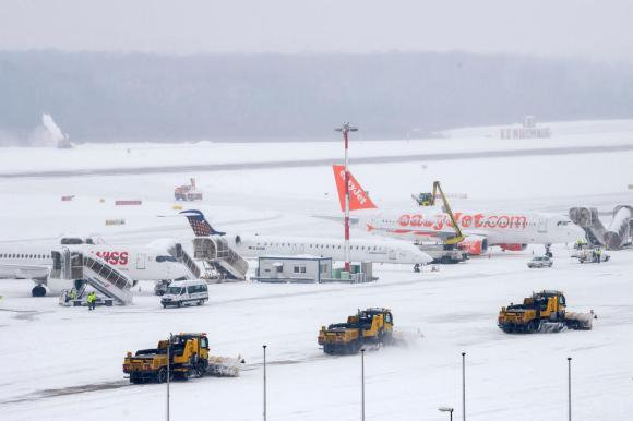 aeropuerto de Ginebra cubierto de nieve