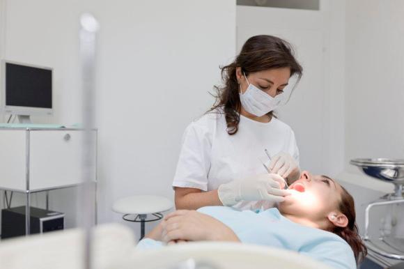 Zahnärztin mit Patientin