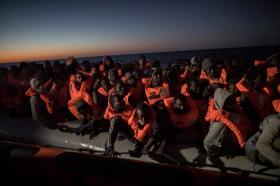 Migrantes en balsa inflable, en el Mediterráneo.