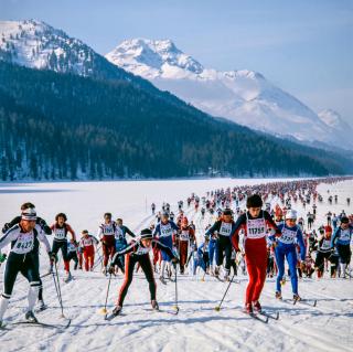 Farbfoto mit Bergen im Hintergrund der Sportlerinnen