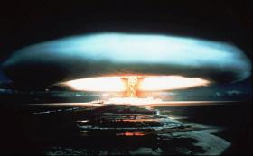 Prueba nuclear en 1971 en el Atolón de Moruroa, Polinesia Francesa.